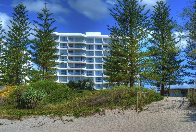 Wyuna Beachfront Holiday Apartments Голд-Кост Экстерьер фото